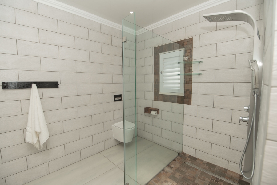 6 Bedroom Property for Sale in Beachview Eastern Cape